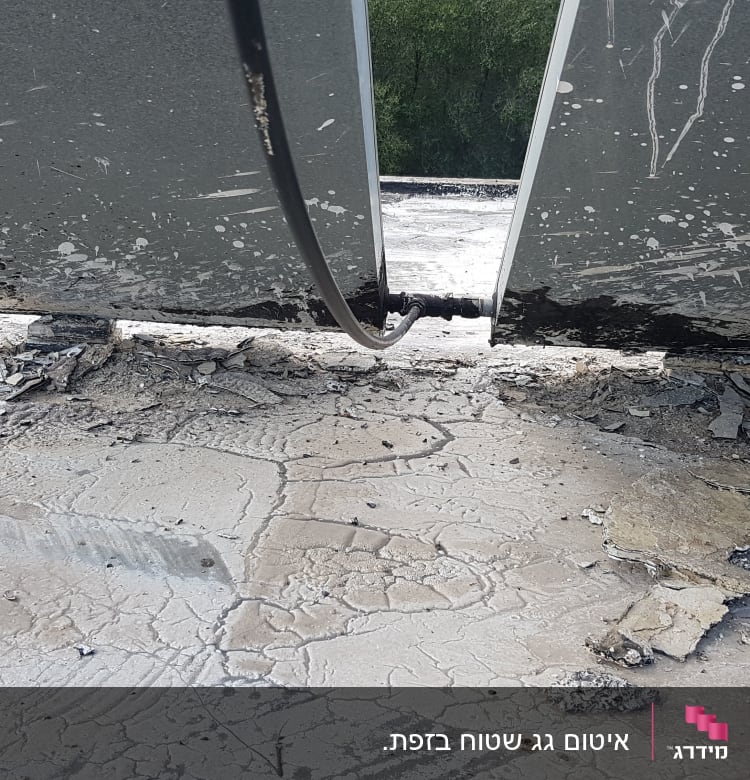 חיבור כבלים בין לוחות מתכת על גג בטון